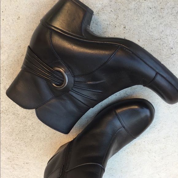 Clark’s Black Bendable Booties 2” heel like New - Picture 2 of 7